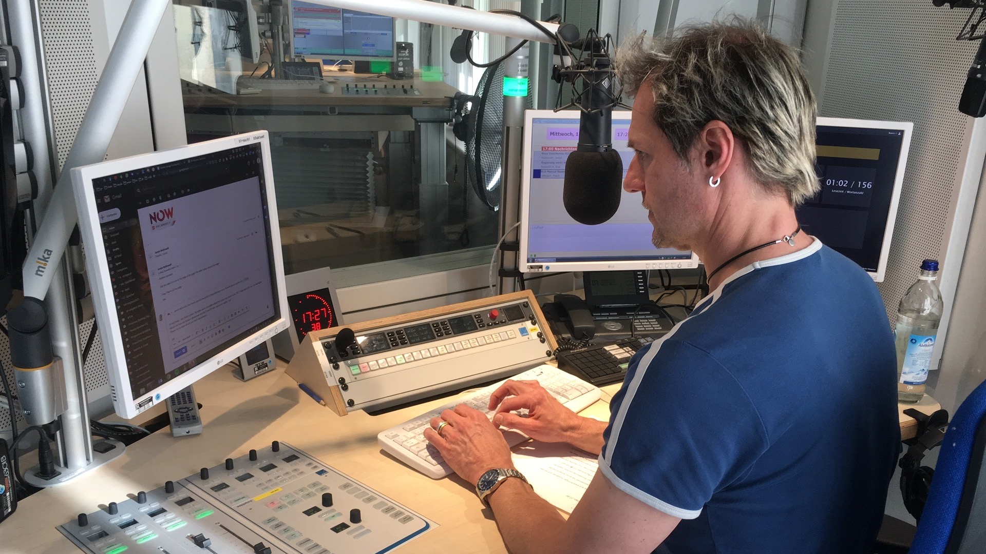 Andreas Dirscherl Nachrichtensprecher sitzend am Mikrofon beim Sprechen von Nachrichten im BR 1 Studio in München